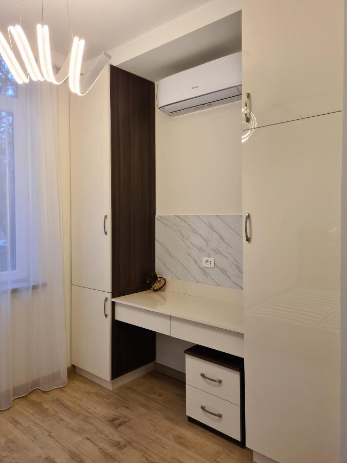 Deluxe Apartment In City Center Erevan Esterno foto